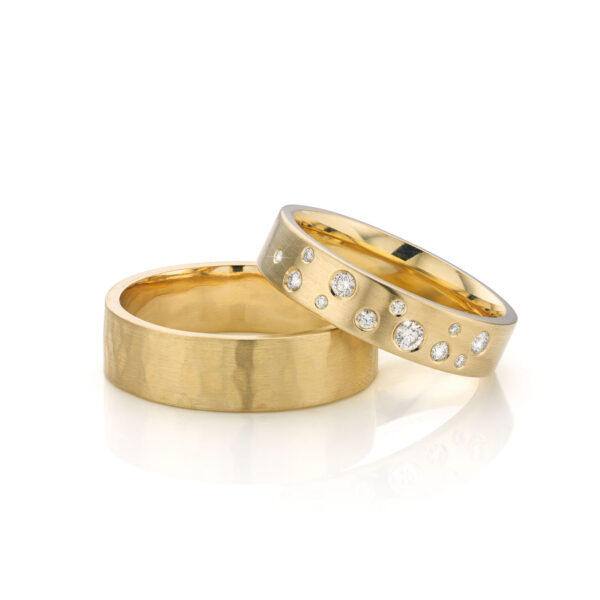 Set gouden ringen met diamanten